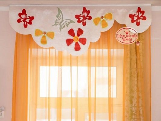 Шторы и ламбрекены белого цвета в спальную комнату детского сада с аппликациями «Бабочки и цветы»