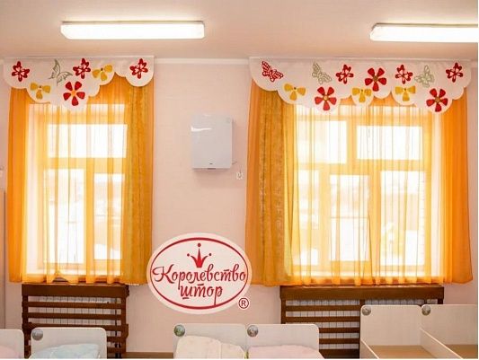 Шторы и ламбрекены белого цвета в спальную комнату детского сада с аппликациями «Бабочки и цветы»