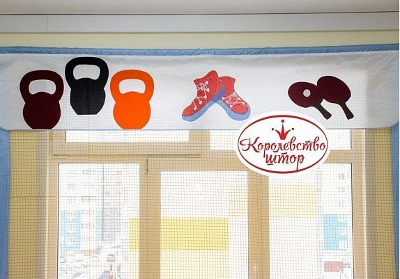 Защитные сетки на окна с ламбрекенами спортивной тематики  в спортивный зал детского сада.