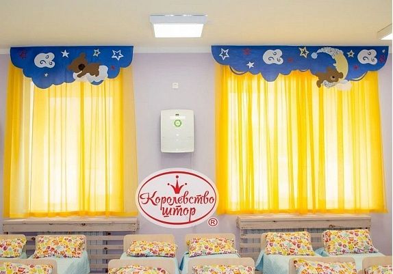 Шторы и ламбрекены в спальные детского сада с жесткими ламбрекенами «Спящие звери на облачках»