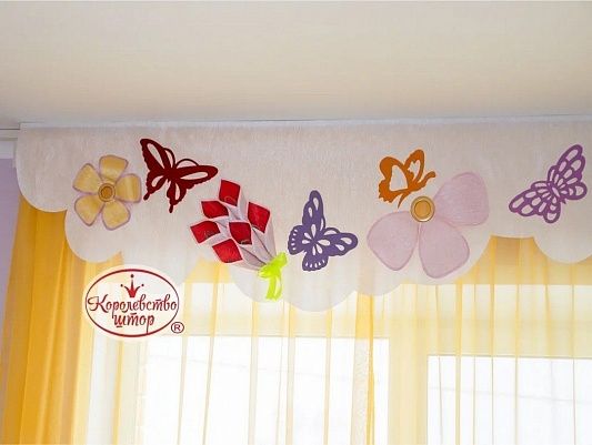 Шторы и ламбрекены белого цвета в спальную комнату детского сада с аппликациями «Бабочки и цветы».