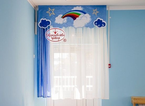 Шторы и ламбрекены в спальную комнату детского сада с аппликациями Луны, облаков.
