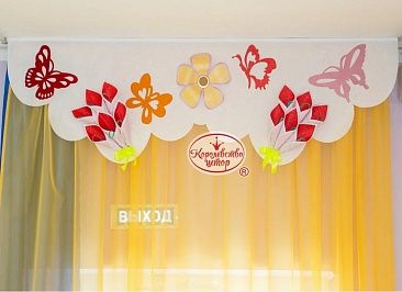 Шторы и ламбрекены белого цвета в спальную комнату детского сада с аппликациями «Бабочки и цветы».