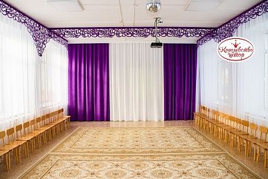 Сиреневые шторы в музыкальный зал детского сада с ассиметричными ажурными ламбрекенами.