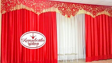 Красные шторы в музыкальный зал в детский сад с ажурными ламбрекенами.