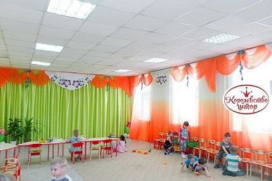 Шторы в музыкальный зал  в детском саду с жесткими ламбрекенами с аппликациями.